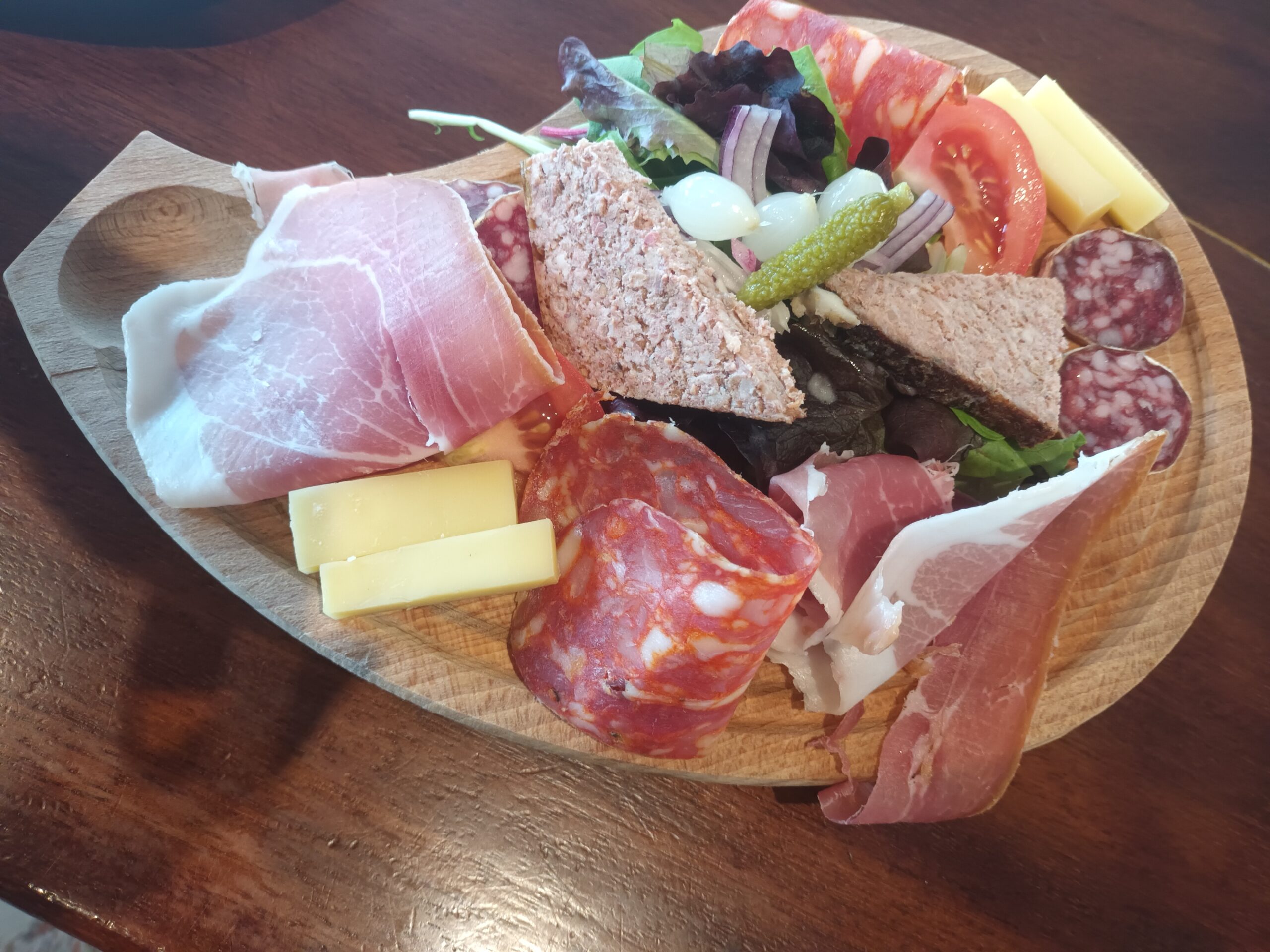 Planche apéritive faite par le Chambord. Jambon, Jambon cru, fromages, saucisson, pâté, cornichons ou encore tomates.